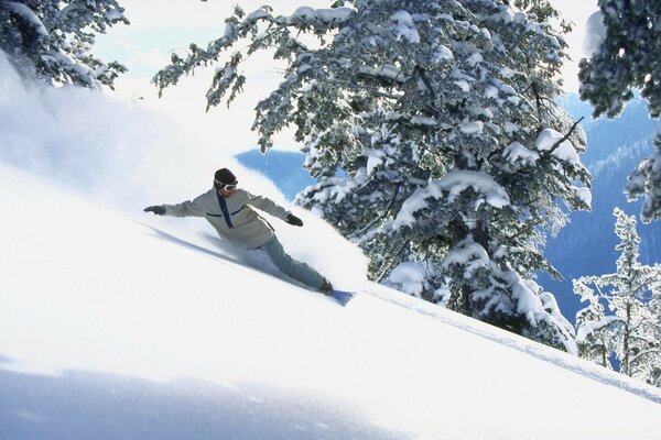 Hombre en una tabla de snowboard. Mucha nieve