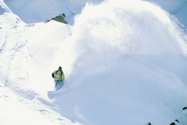 Snowboarder debout sur fond de neige