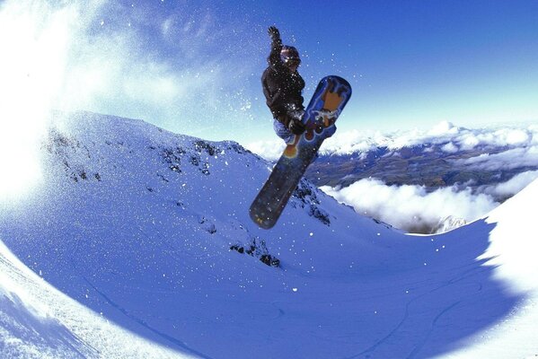 Snowboarder en las montañas de nueva Zelanda