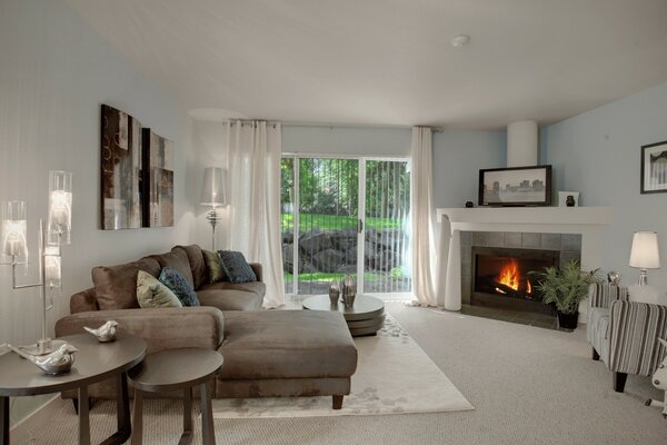 Hermosa habitación con chimenea y gran ventana