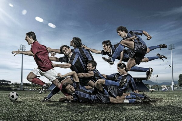 Fußballmannschaft auf dem Feld mit dem Ball