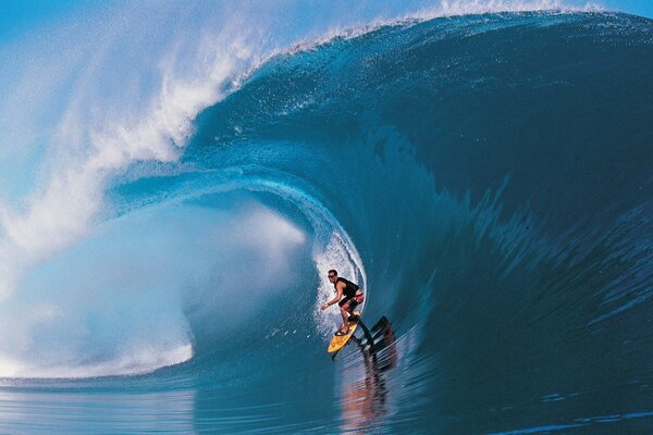 Onda alta per il surf a Tahiti