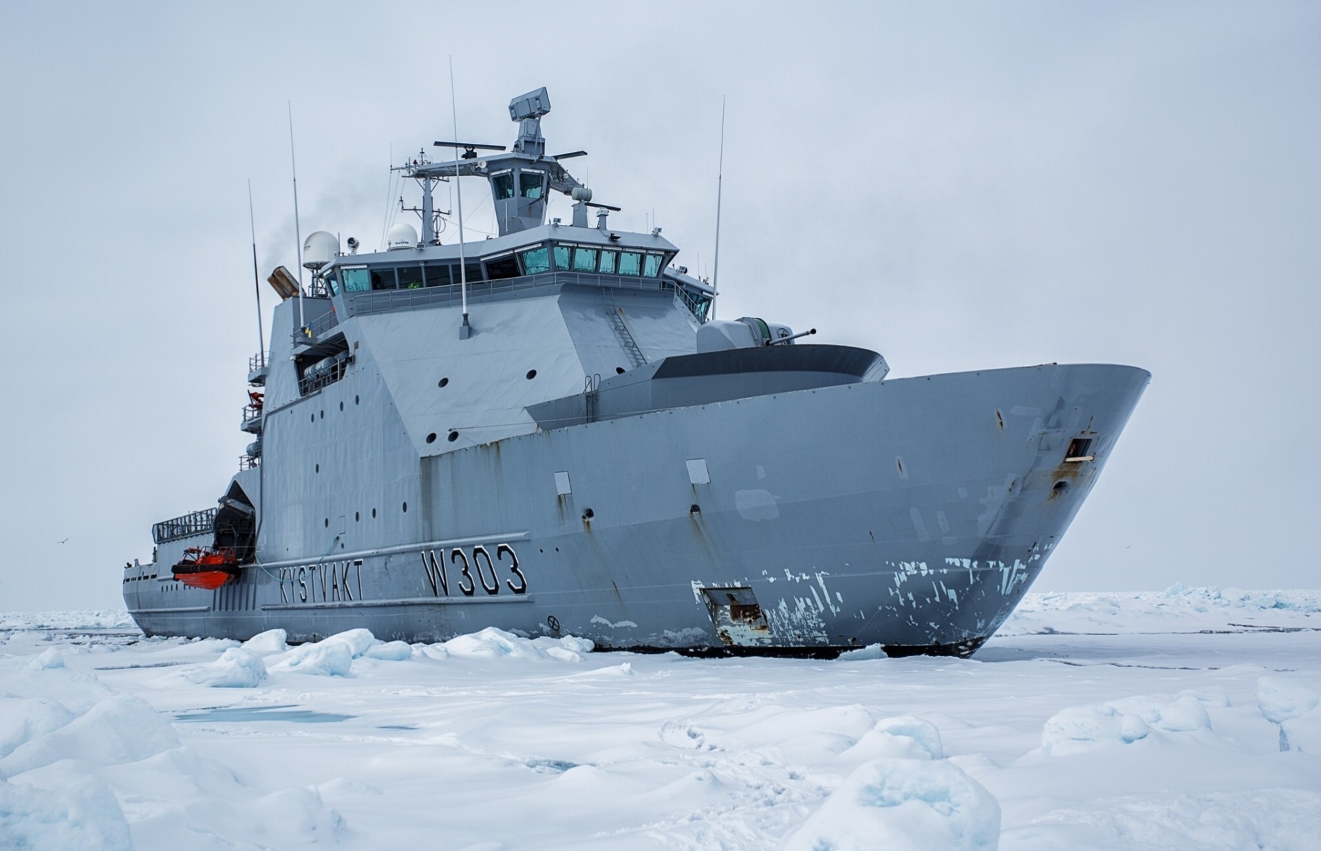 barco patrulla rompehielos noruega hielo