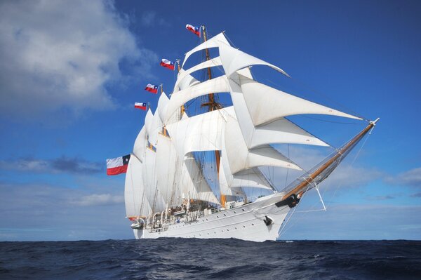 Un pequeño barco a la deriva en las olas