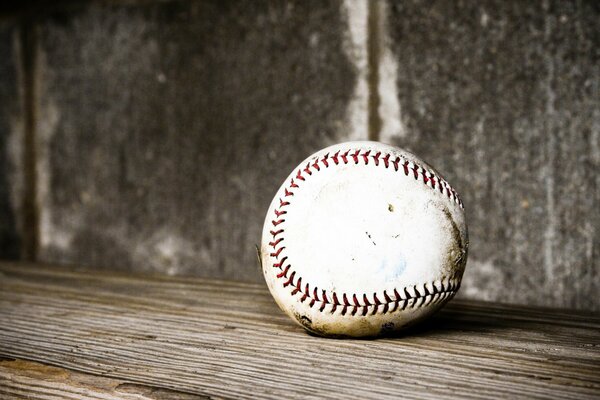 Бейсбольный мяч на фоне стены