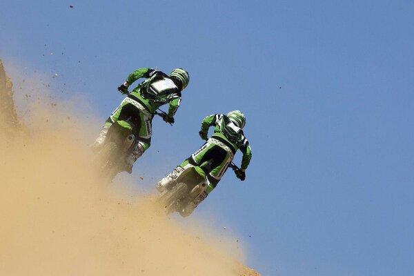 Dos rivales de motociclistas en las carreras