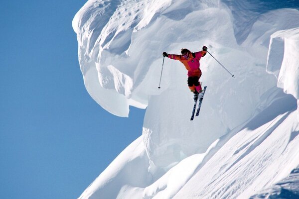 Super esquiador en medio de una avalancha