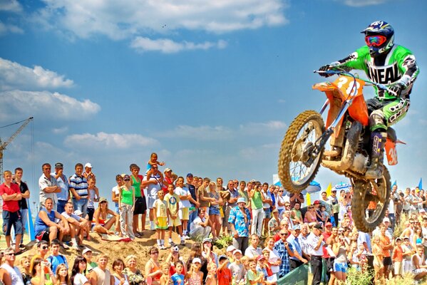 Cooler Stunt eines Motorradfahrers beim Rennen