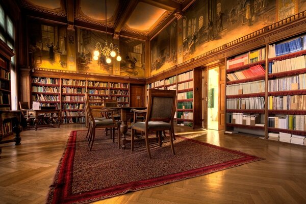 Дизайн библиотеки с книгами и деревянным столом