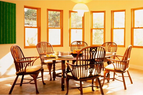 Diseño de comedor en Villa con mesa de madera