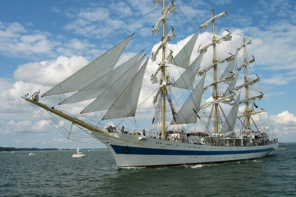 Voilier blanc navigue sur la mer