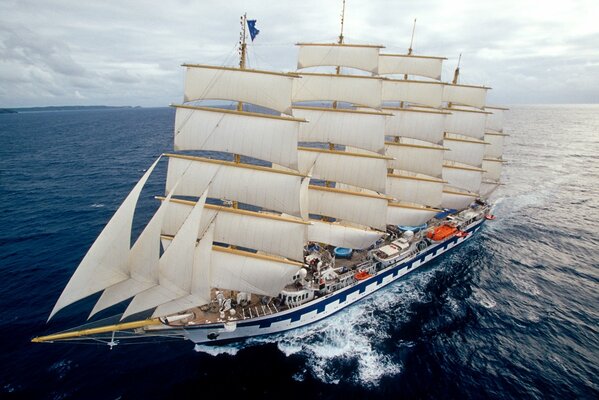 Velero surcando el océano contra el cielo