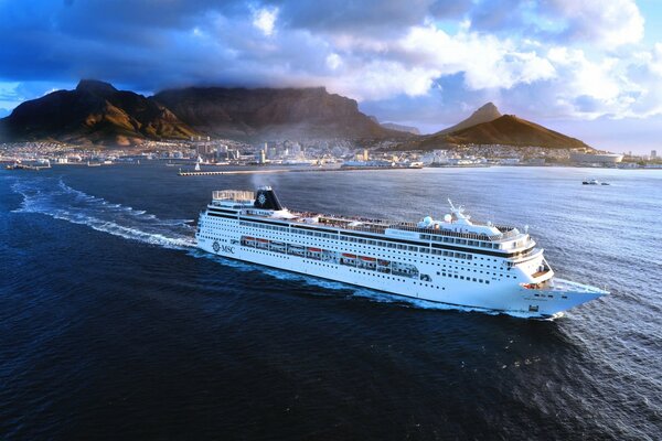 Le navire blanc est parti en voyage par la mer