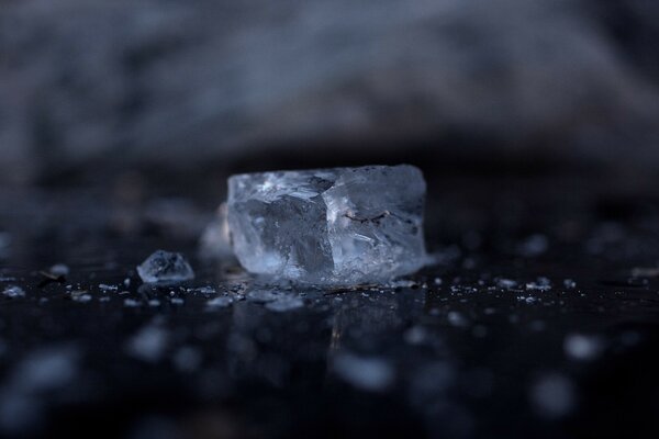 Un trozo de hielo con fragmentos