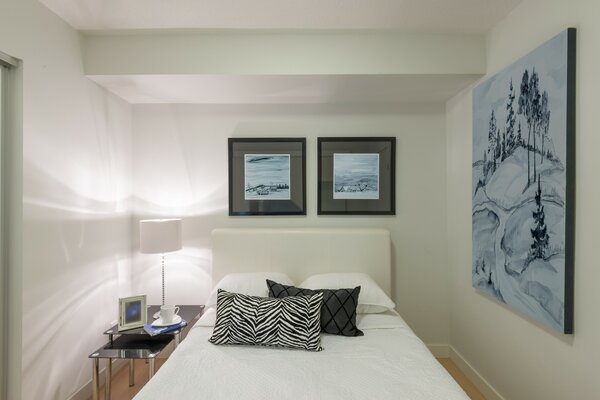 Pinturas en el dormitorio con almohadas en la cama