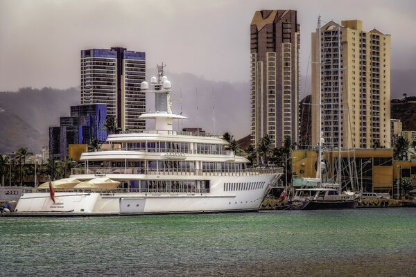 Eine große Yacht im Hafen von Honolulu