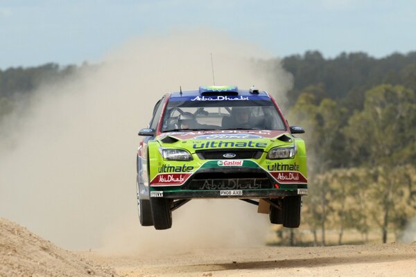 Coche volador en medio de clubes de polvo