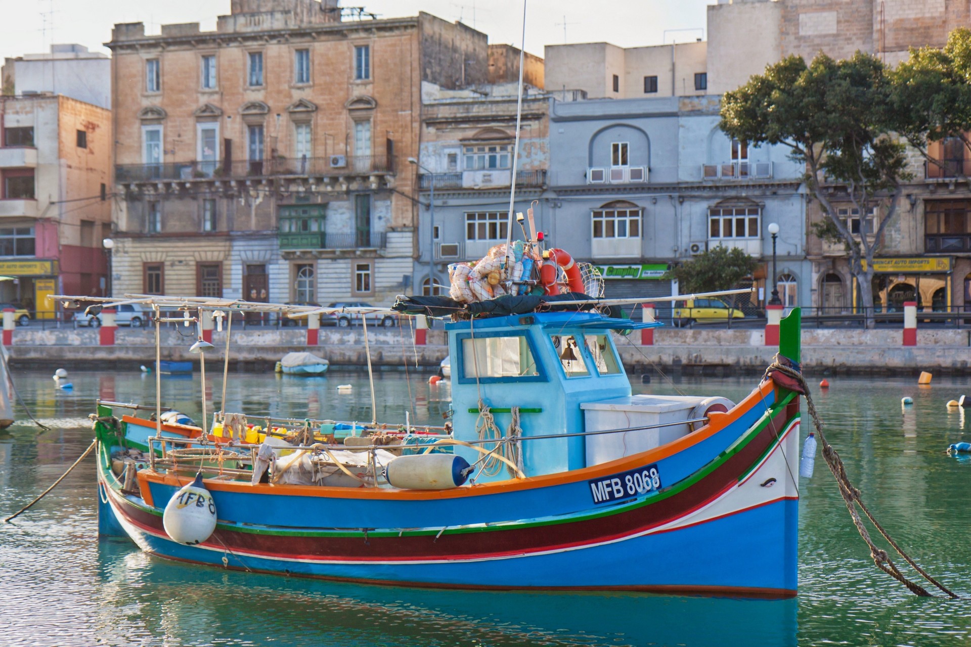 malta lungomare edificio valletta barca