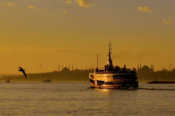 La nave è tornata dal mare al tramonto