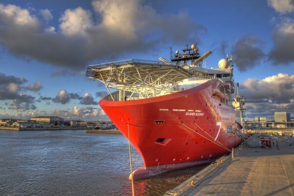 Le yacht rouge se trouve au quai