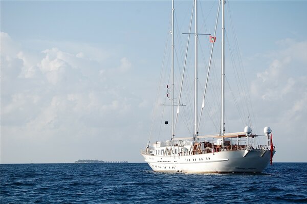 Blaues Meer und weiße schöne Yacht