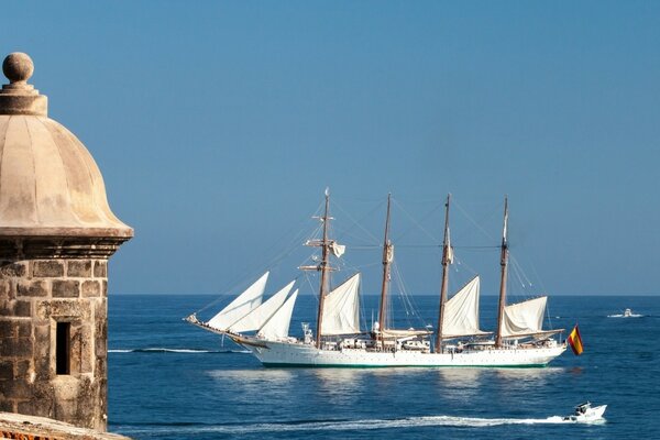 El barco surca el mar la orilla del agua