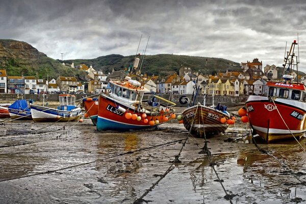 Ebbe im Hafen von North Yorkshire