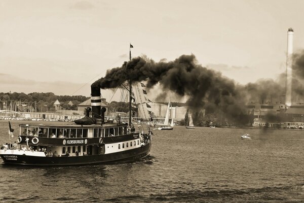 El barco de vapor blanco y negro de una vida pasada