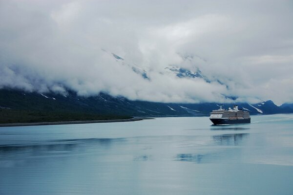 Das Schiff schwimmt auf dem Meer vor dem Hintergrund dichter Wolken