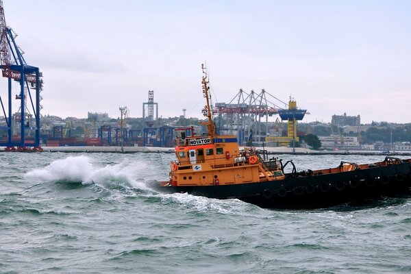 Am Hafen von Odessa taucht das Schiff unter Wasser