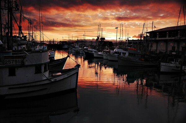 Im Hafen bei malerischem Sonnenuntergang ist ein Schiffsanlegeplatz