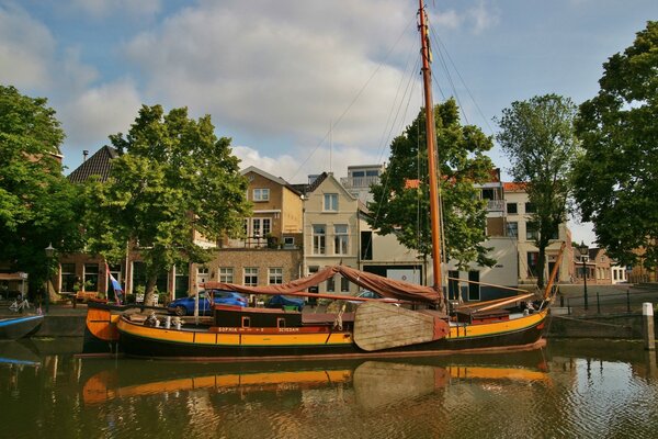 Kai der Uferpromenade in den Niederlanden. Die Schönheit