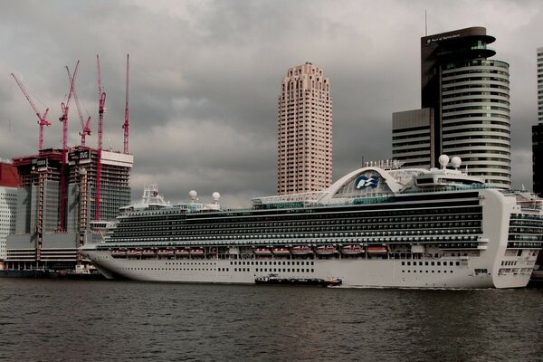 Barco en el muelle en el fondo de los edificios en construcción, Rotterdam