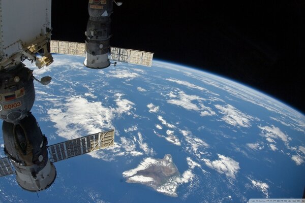 MSC Soyuz en el espacio sobre la tierra y las nubes
