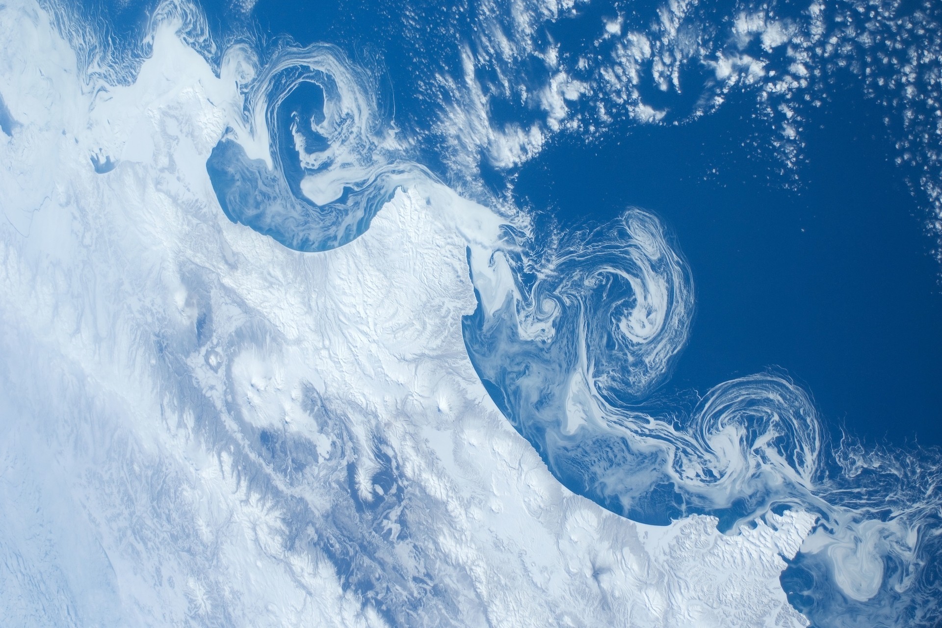 kamtschatka ozean schnee erde blick aus dem weltraum vulkane