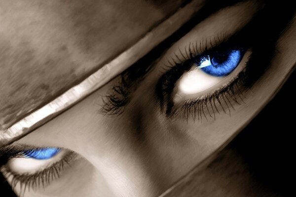 ojos azules brillantes