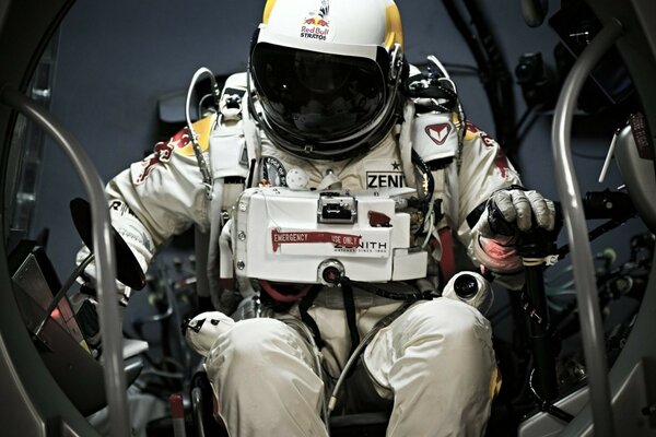Astronauta pokonuje wyzwania na symulatorze nieważkości