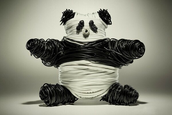 Panda blanco y negro y alambre