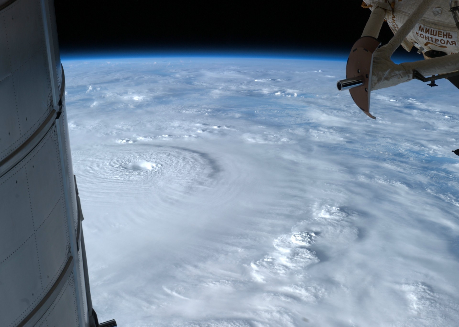 iss ouragan nuages élément terre