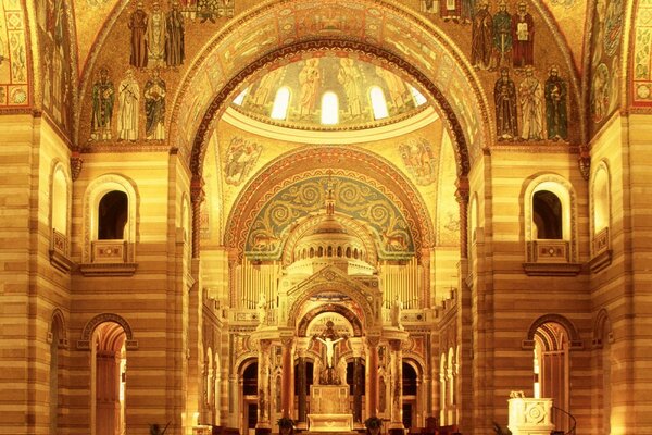 Église Saint-Louis de l intérieur aux couleurs dorées