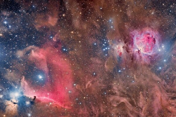 Nebulose rosse. molte stelle luminose