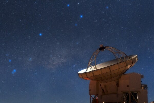 Télescope sur fond de ciel étoilé et constellations Sagittaire Scorpion voie lactée