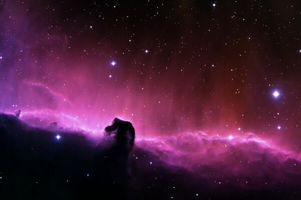Nebulosa púrpura en el espacio profundo