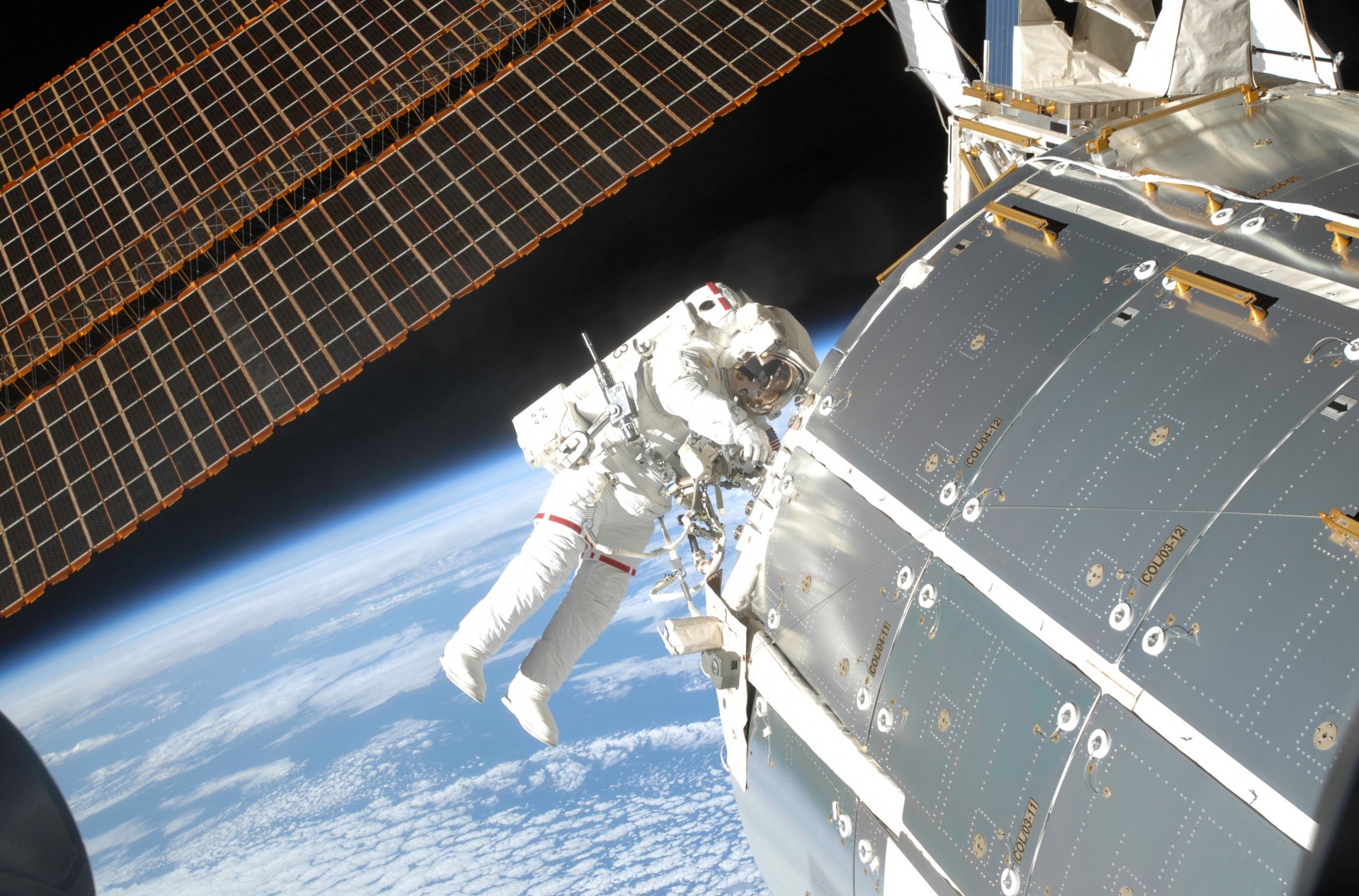 astronaut iss modul sonnenkollektoren erde planet raum