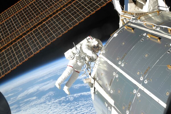 Astronaut hält sich an Raumschiff, umkreist Erdumlaufbahn Ansicht vom Planeten