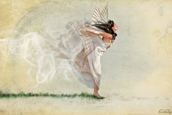 Dziewczyna biegnie w białej sukience i ze skrzydłami za plecami