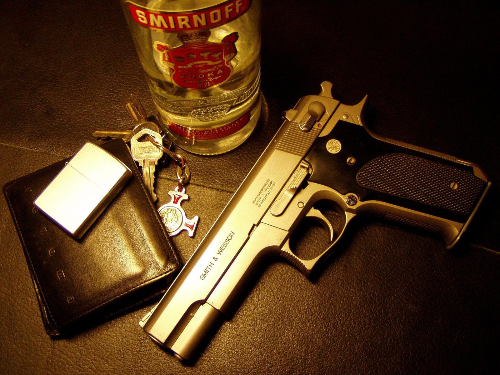 arme pistolet smirnoff