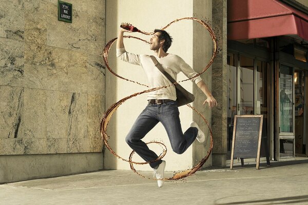 Ragazzo e un getto di Coca Cola. Correre con un drink