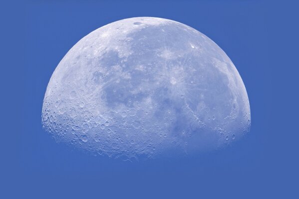 Lune incomplète sur fond de ciel bleu