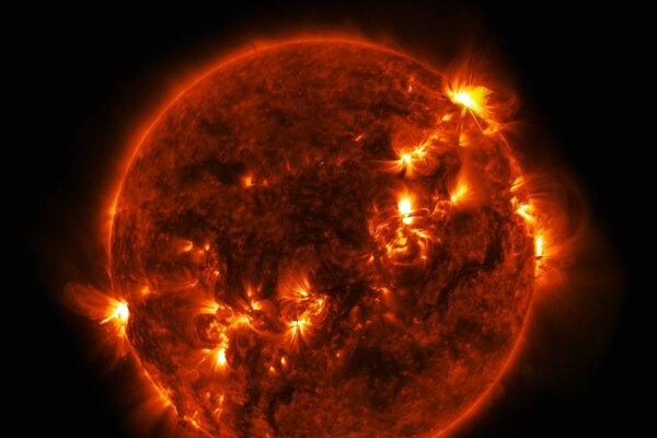 La force et la puissance du soleil dans les protubérances